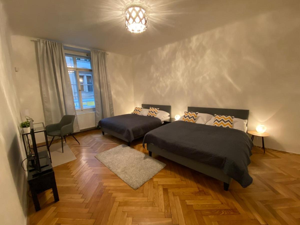 Spacious Apartment On Wenceslas Square Prague Luaran gambar